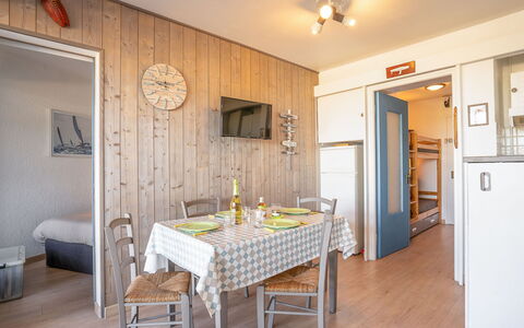Résidence du Golfe: Kamer, Eigendom, Meubilair, Gebouw, Interieur Ontwerp, Huis, Verdieping, Eetkamer, Plafond, Geel