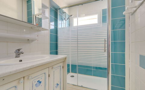 Le Mercure: Badkamer, Kamer, Eigendom, Blauw, Turkoois, Groen, Tegel, Architectuur, Interieur Ontwerp, Aqua