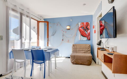Le Mercure: Kamer, Interieur Ontwerp, Blauw, Meubilair, Eigendom, Gebouw, Huis, Verdieping, Plafond, Tafel
