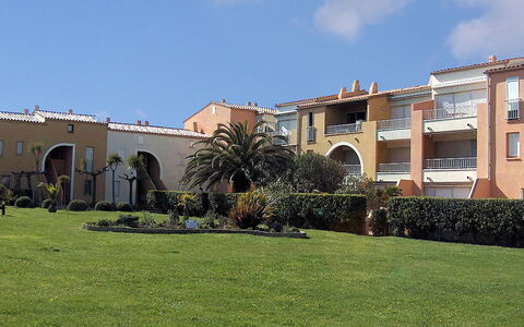 Cap D'Agde 630: Lucht, Fabriek, Wolk, Gebouw, Venster, Gras, Stedelijk Ontwerp, Boom, Landschap, Facade
