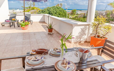 Villa Pantanagianni Beach: Tafel, Meubilair, Fabriek, Eigendom, Tableware, Gebouw, Bloempot, Lucht, Azure, Stoel