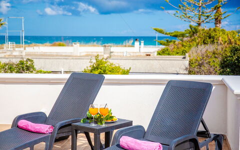 Villa Pantanagianni Beach: Lucht, Wolk, Water, Eigendom, Fabriek, Meubilair, Licht, Blauw, Natuur, Groen