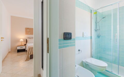 Villa Pantanagianni Beach: Eigendom, Loodgieterswerkinrichting, Badkamer, Interieur Ontwerp, Verdieping, Toilet, Wc Bril, Douchekop, Gebouw, Flooring