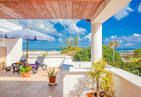 Villa Pantanagianni Beach: Wolk, Lucht, Fabriek, Eigendom, Meubilair, Gebouw, Bloempot, Azure, Badplaats, Schaduw