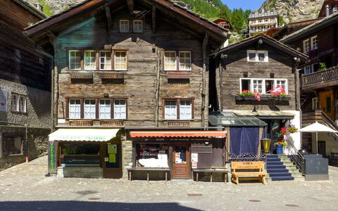 Galaxy Lodge: Gebouw, Huis, Eigendom,  Dorf\, Architectuur, Buurt, Huis, Toerisme, Hout, Dak