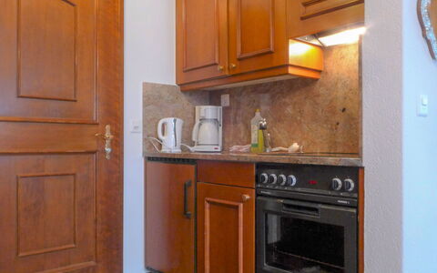 Haus Chatillon: Cabinetry, Kamer, Keuken, Meubilair, Eigendom, Countertop, Major Appliance, Beits, Koelkast, Kast