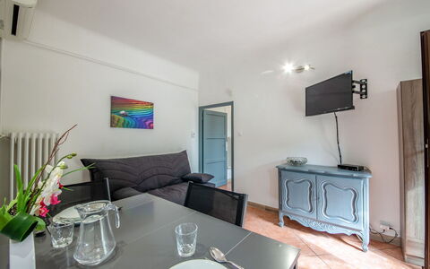Le Narcisse: Eigendom, Fabriek, Meubilair, Tafel, Gebouw, Fotolijst, Tableware, Televisie, Cabinetry, Woonkamer