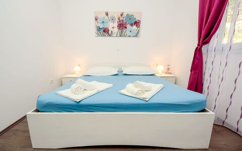 Lara: Eigendom, Meubilair, Decoratie, Comfort, Textiel, Purper, Interieur Ontwerp, Verdieping, Flooring, Hout
