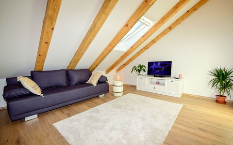 Lara: Eigendom, Gebouw, Meubilair, Fabriek, Bankstel, Bloempot, Comfort, Kamerplant, Hout, Interieur Ontwerp