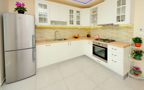 Lara: Countertop, Cabinetry, Gebouw, Eigendom, Toestel Van De Keuken, Fornuis, Keuken, Huishoudapparatuur, Kraan, Gootsteen