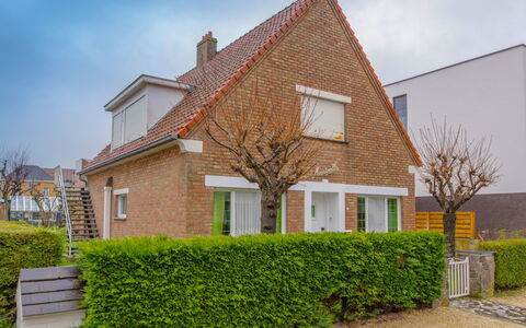 Villa Martinella: Fabriek, Lucht, Gebouw, Venster, Land Lot, Wolk, Architectuur, Huis, Boom, Steen
