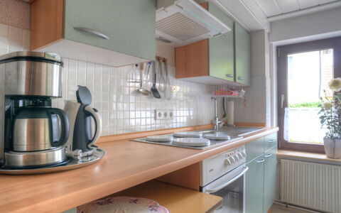 Schwalenberg 170: Fabriek, Countertop, Eigendom, Gootsteen, Cabinetry, Wastafel, Kamerplant, Toestel Van De Keuken, Venster, Fornuis
