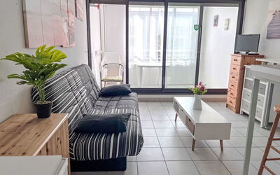 Le Sunset Cap Sud 905.16: Meubilair, Fabriek, Bankstel, Interieur Ontwerp, Kamerplant, Tafel, Architectuur, Bloempot, Flooring, Woonkamer