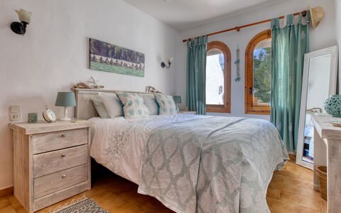 Los Lagos: Slaapkamer, Meubilair, Bed, Kamer, Eigendom, Laken, Bedding, Bed Frame, Verdieping, Matras