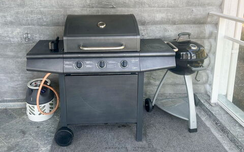 Huvila Lomaonni: Meubilair, Stoel, Buitenmeubels, Tafel, Hout, Buitentafel, Keuken En Eettafel, Schaduw, Tuin, Paraplu