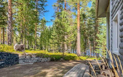 Huvila Lomaonni: Meubilair, Stoel, Buitenmeubels, Tafel, Hout, Buitentafel, Keuken En Eettafel, Schaduw, Tuin, Paraplu