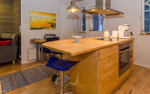 Saunamaja: Meubilair, Stoel, Buitenmeubels, Tafel, Hout, Buitentafel, Keuken En Eettafel, Schaduw, Tuin, Paraplu