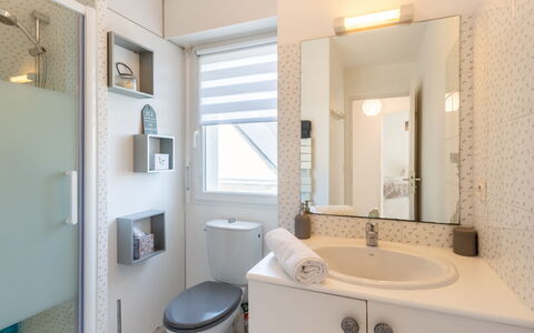 Le Clos St Colomban: Badkamer, Kamer, Eigendom, Badkamerkast, Interieur Ontwerp, Wastafel, Badkamer Accessoire, Gebouw, Kraan, Huis