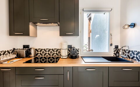 Le Clos St Colomban: Countertop, Cabinetry, Keuken, Kamer, Meubilair, Eigendom, Interieur Ontwerp, Wastafel, Tegel, Lade