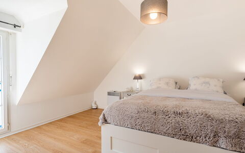 Le Clos St Colomban: Slaapkamer, Bed, Meubilair, Kamer, Eigendom, Verdieping, Muur, Bed Frame, Interieur Ontwerp, Laken