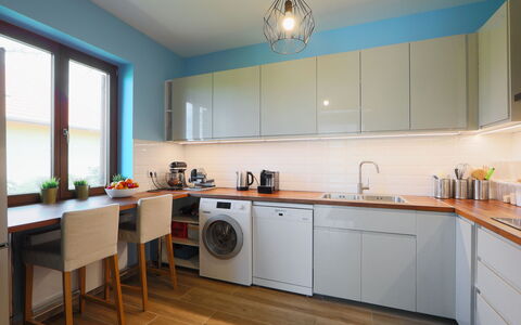 Aschbacher: Cabinetry, Countertop, Venster, Wastafel, Keuken, Fornuis, Toestel Van De Keuken, Hout, Interieur Ontwerp, Gootsteen
