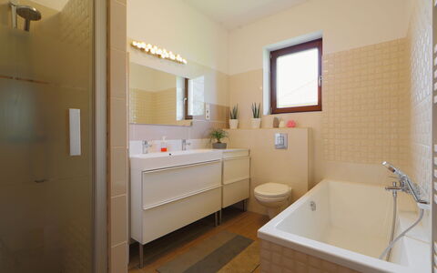 Aschbacher: Bad, Eigendom, Kraan, Loodgieterswerkinrichting, Wastafel, Gebouw, Spiegel, Badkamer, Interieur Ontwerp