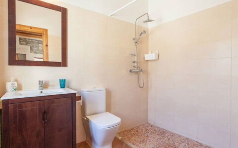 Can Canto: Loodgieterswerkinrichting, Eigendom, Badkamerkast, Wastafel, Badkamer, Spiegel, Douchekop, Interieur Ontwerp, Purper