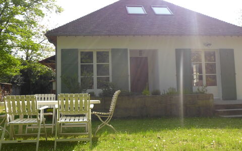 Sunny Lodge: Fabriek, Gebouw, Eigendom, Venster, Lucht, Huis, Stoel, Schaduw, Land Lot, Architectuur
