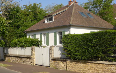 Sunny Lodge: Fabriek, Gebouw, Eigendom, Lucht, Venster, Huis, Land Lot, Woongebied, Verblijf, Weg Oppervlak