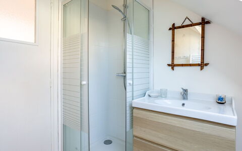 Sunny Lodge: Kraan, Loodgieterswerkinrichting, Gebouw, Eigendom, Spiegel, Badkamerkast, Wastafel, Hout, Badkamer