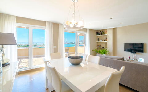 Nautic Sea Views: Eigendom, Kamer, Meubilair, Interieur Ontwerp, Gebouw, Eetkamer, Huis, Verdieping, Plafond, Tafel