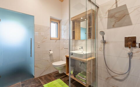 Chalet Spatn: Badkamer, Kamer, Eigendom, Interieur Ontwerp, Gebouw, Huis, Verdieping, Onroerend Goed, Tegel, Architectuur