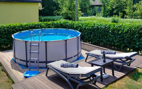 Maja: Samengesteld Materiaal, Tuin, Schaduw, Backyard, Buitenmeubels, Werf, Zwembad, Landscaping, Gazon, Ontwerp