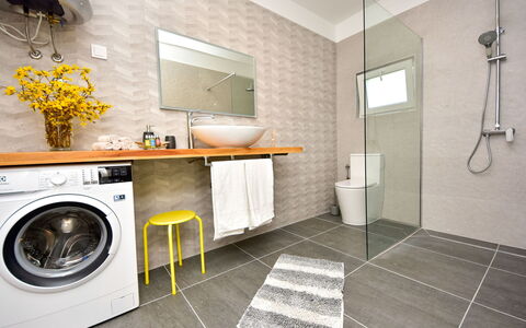 Ivan: Kamer, Eigendom, Tegel, Badkamer, Geel, Verdieping, Interieur Ontwerp, Wastafel, Meubilair, Wasruimte