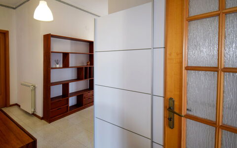 New Etna View: Kamer, Eigendom, Architectuur, Deur, Gebouw, Meubilair, Interieur Ontwerp, Muur, Huis, Verdieping
