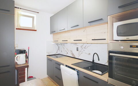 Lolita: Countertop, Keuken, Toestel Van De Keuken, Cabinetry, Flooring, Hout, Interieur Ontwerp, Major Appliance, Meubilair, Verdieping