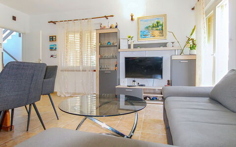 Lolita: Meubilair, Interieur Ontwerp, Bankstel, Flooring, Tafel, Verdieping, Woonkamer, Plafond, Kamer, Stoel