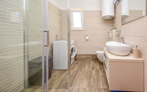 Lolita: Badkamer, Kamer, Eigendom, Verdieping, Tegel, Interieur Ontwerp, Architectuur, Loodgieterswerkinrichting, Gebouw, Ceramic