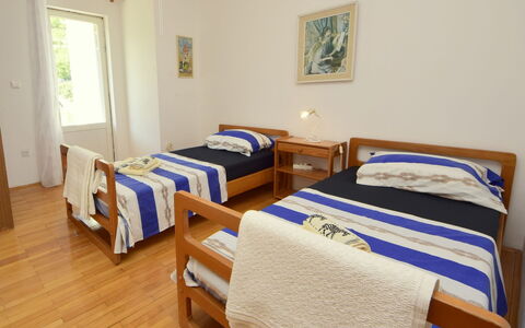 Lolita: Bed, Slaapkamer, Meubilair, Kamer, Laken, Bed Frame, Eigendom, Bedding, Muur, Hardwood