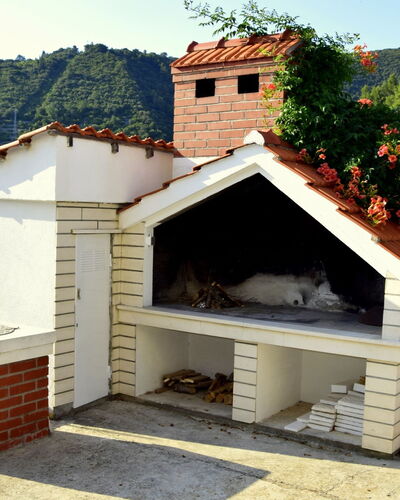 Lolita: Eigendom, Steenoven, Huis, Gebouw, Haard, Huis, Onroerend Goed, Dak, Steen