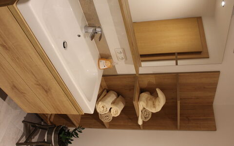Umbichl: Eigendom, Loodgieterswerkinrichting, Hout, Wastafel, Wastafel In De Badkamer, Badkamer, Verlichting, Interieur Ontwerp, Verdieping, Kraan