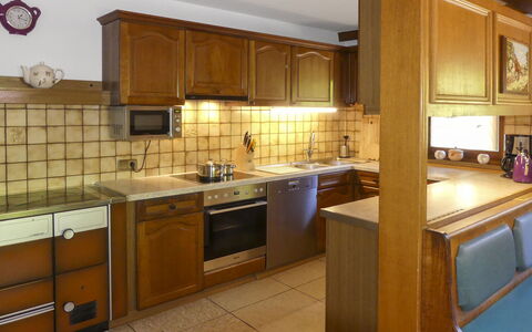 Umbichl: Countertop, Cabinetry, Gootsteen, Wastafel, Eigendom, Meubilair, Kraan, Loodgieterswerkinrichting, Keuken, Gebouw