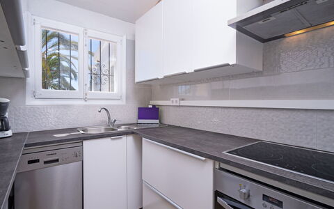 La Camarrocha: Countertop, Eigendom, Kamer, Keuken, Cabinetry, Meubilair, Gebouw, Huis, Interieur Ontwerp, Verdieping