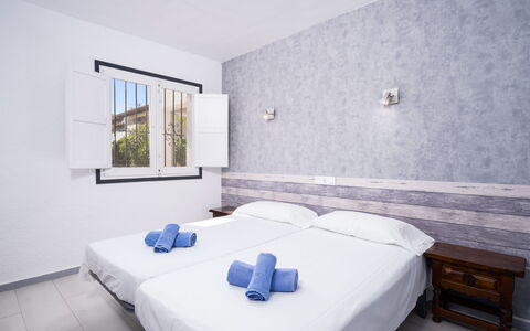 La Camarrocha: Slaapkamer, Meubilair, Kamer, Bed, Eigendom, Interieur Ontwerp, Laken, Bed Frame, Gebouw, Matras