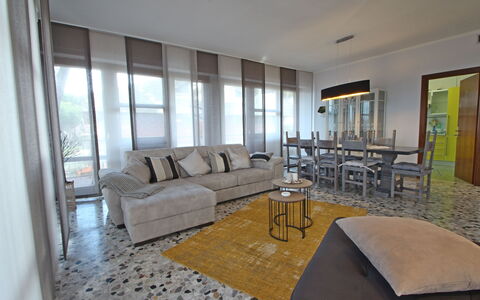 Marina Apartment: Kamer, Eigendom, Meubilair, Interieur Ontwerp, Gebouw, Woonkamer, Huis, Onroerend Goed, Verdieping, Tafel