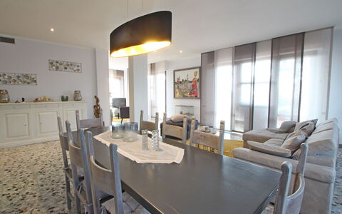 Marina Apartment: Eigendom, Kamer, Gebouw, Meubilair, Eetkamer, Interieur Ontwerp, Onroerend Goed, Huis, Tafel, Verdieping