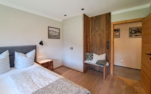 Auffach 651: Bed, Meubilair, Interieur Ontwerp, Slaapkamer, Flooring, Muur, Verdieping, Hout, Laken, Bedding