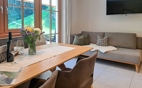 Auffach 651: Meubilair, Interieur Ontwerp, Flooring, Hout, Verdieping, Kamer, Bankstel, Tafel, Verlichting, Woonkamer
