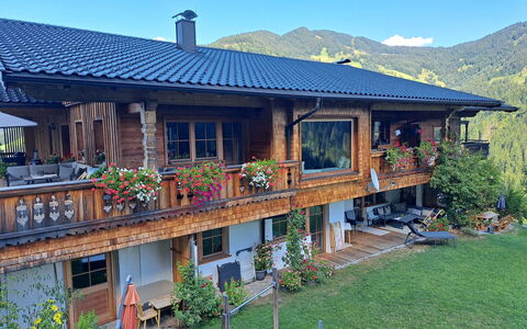 Auffach 651: Verblijf, Eco Hotel, Landgoed, Schaduw, Balkon, Toevlucht, Werf, Kamerplant, Stoel, Hacienda