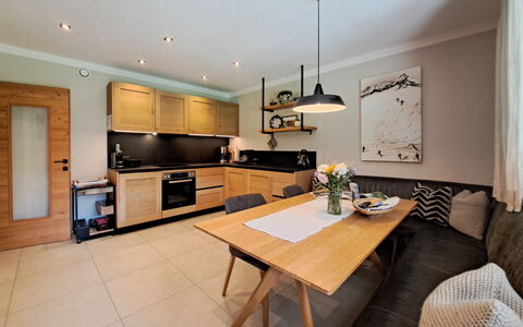 Auffach 651: Meubilair, Interieur Ontwerp, Flooring, Hout, Keuken, Plafond, Lichte Inrichting, Stoel, Verdieping, Tafel